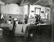 600876 Afbeelding van het interieur van een schuilplaats voor onderduikers tijdens de Tweede Wereldoorlog in een kelder ...